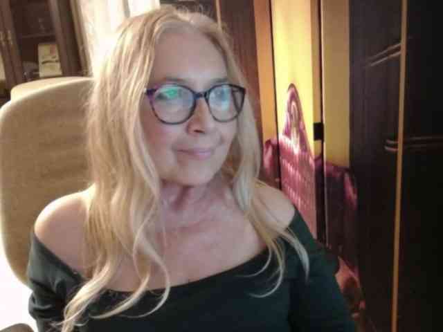 BlondeSofia webcam