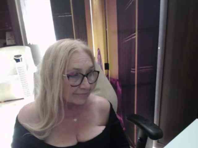 BlondeSofia webcam