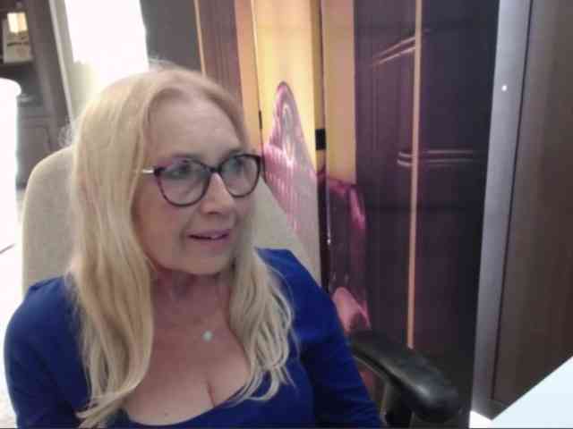 BlondeSofia webcam