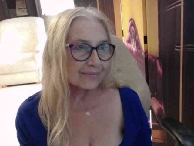 BlondeSofia webcam
