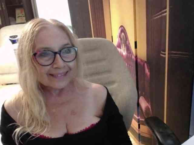 BlondeSofia webcam