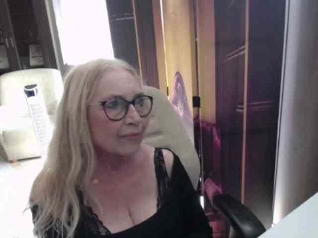 BlondeSofia webcam