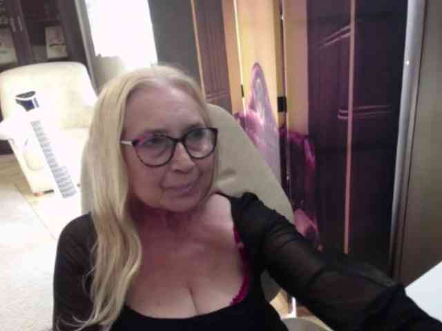 BlondeSofia webcam