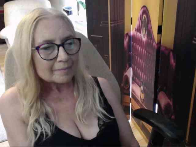 BlondeSofia webcam