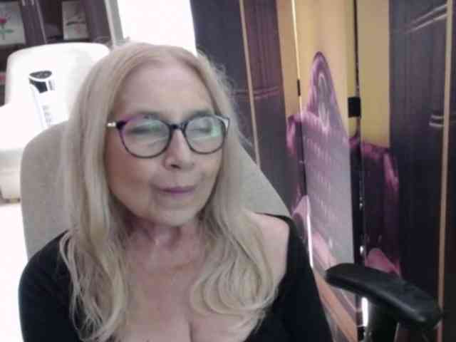 BlondeSofia webcam