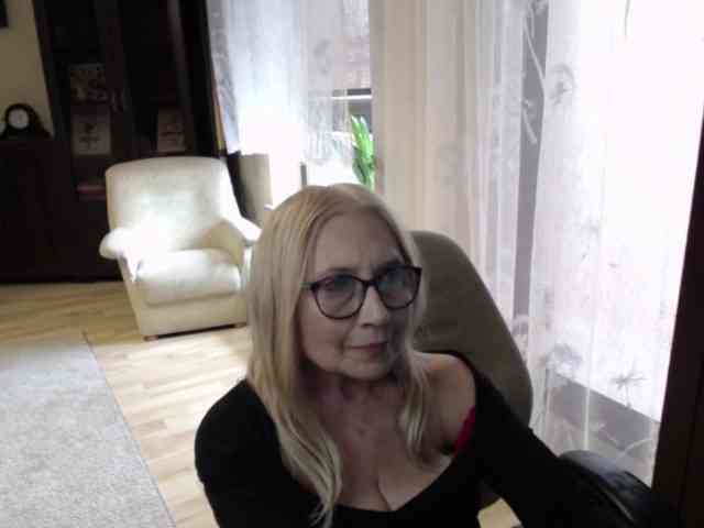BlondeSofia webcam