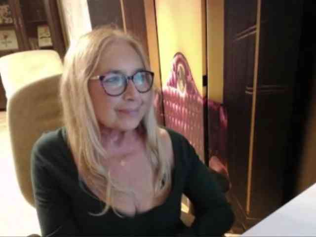 BlondeSofia webcam