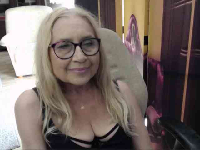 BlondeSofia webcam