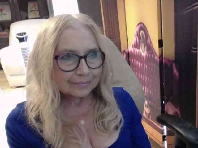 BlondeSofia webcam