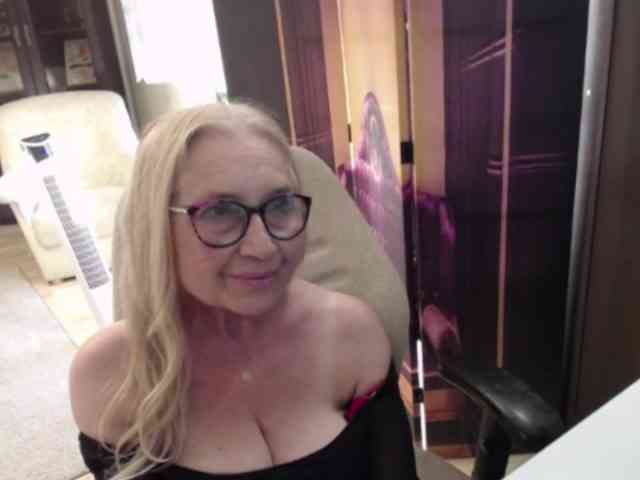 BlondeSofia webcam