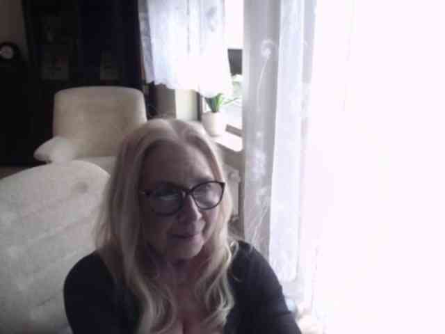 BlondeSofia webcam