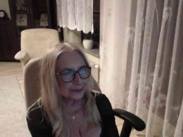 BlondeSofia webcam