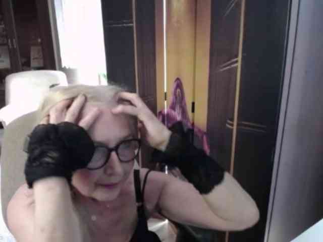 BlondeSofia webcam