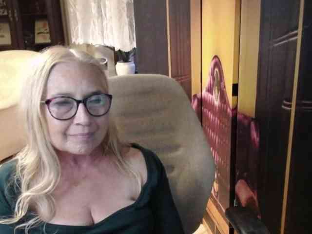BlondeSofia webcam