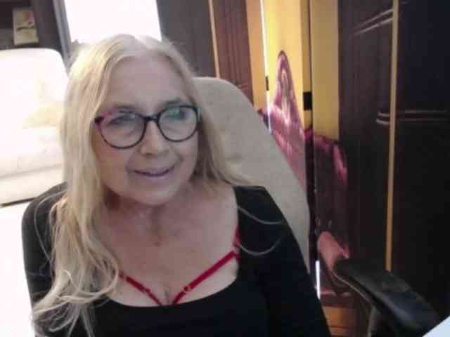 BlondeSofia webcam