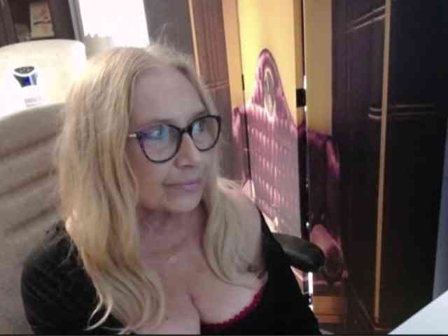 BlondeSofia webcam