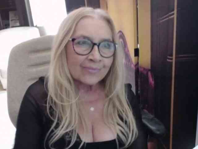BlondeSofia webcam