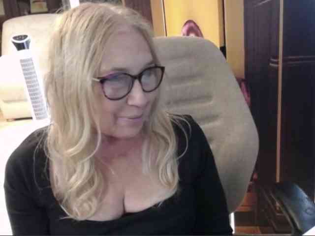 BlondeSofia webcam