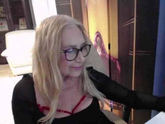BlondeSofia webcam