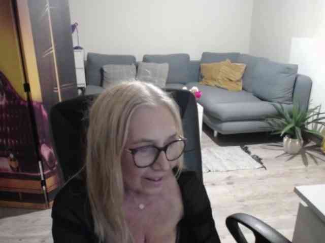 BlondeSofia webcam