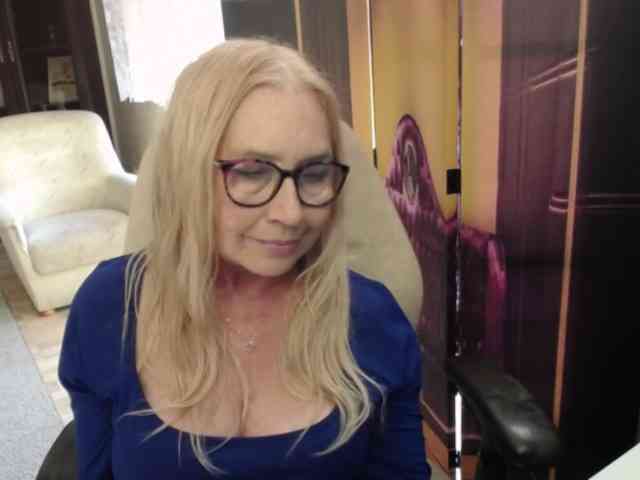 BlondeSofia webcam