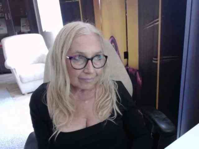 BlondeSofia webcam