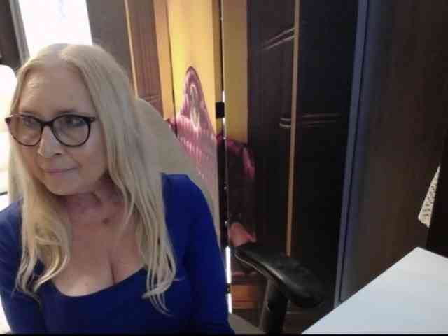 BlondeSofia webcam