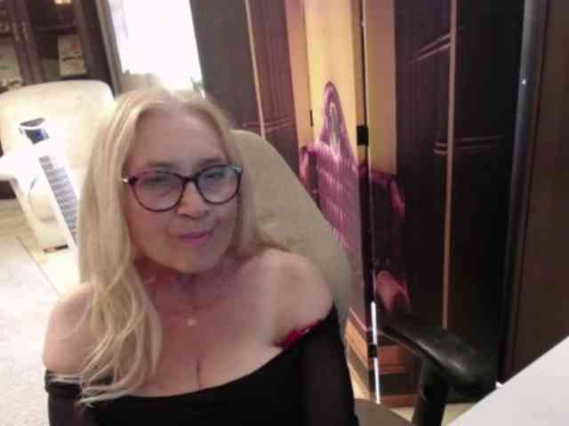 BlondeSofia webcam