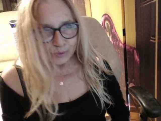 BlondeSofia webcam