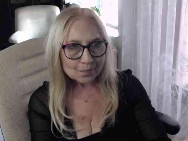 BlondeSofia webcam