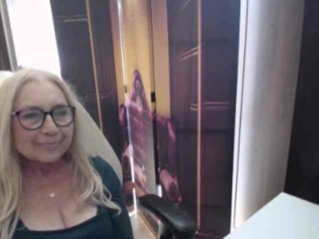 BlondeSofia webcam