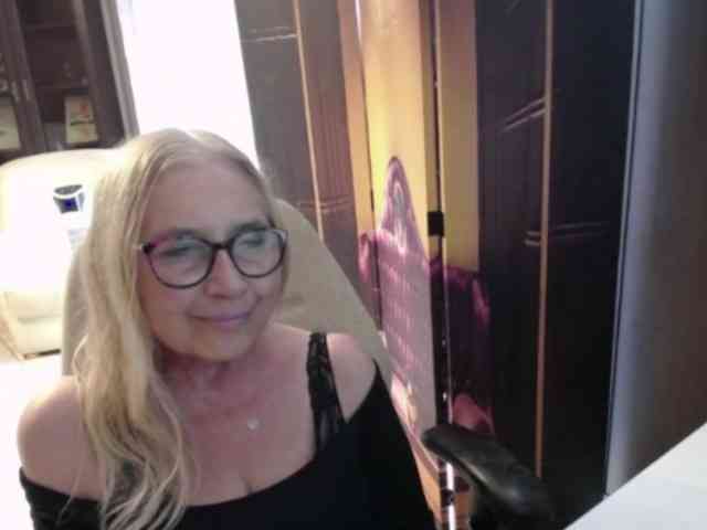 BlondeSofia webcam