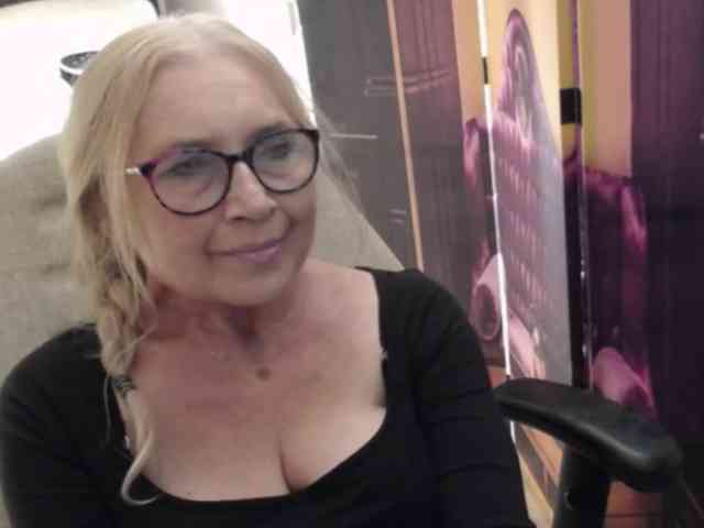 BlondeSofia webcam