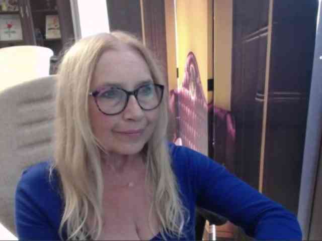 BlondeSofia webcam