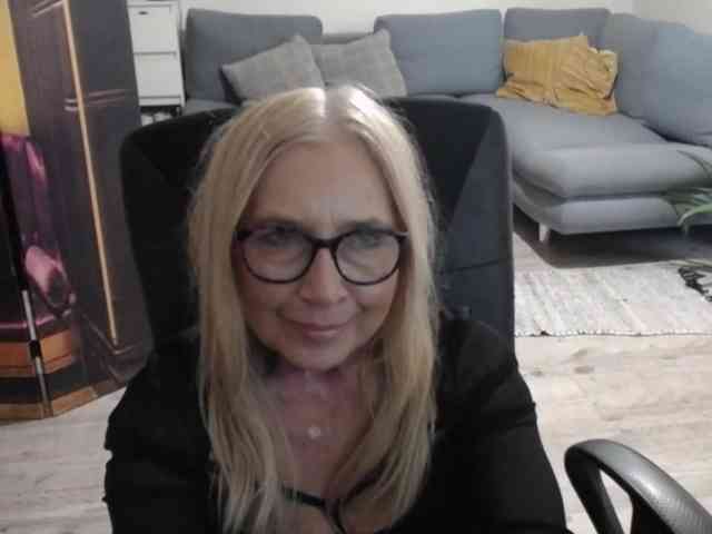 BlondeSofia webcam