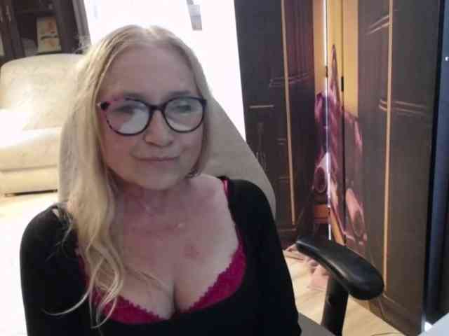 BlondeSofia webcam