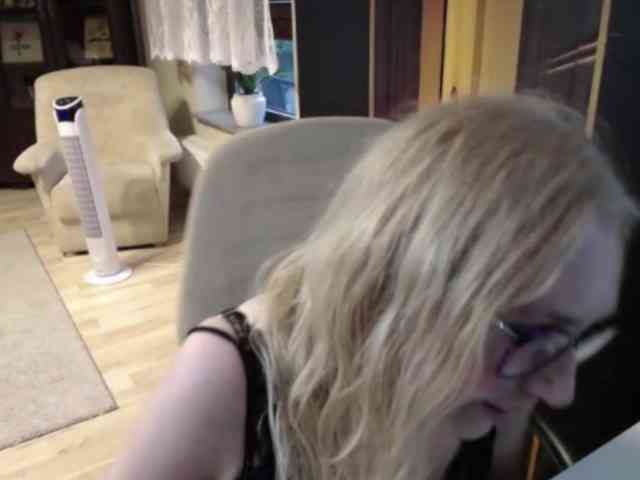 BlondeSofia webcam