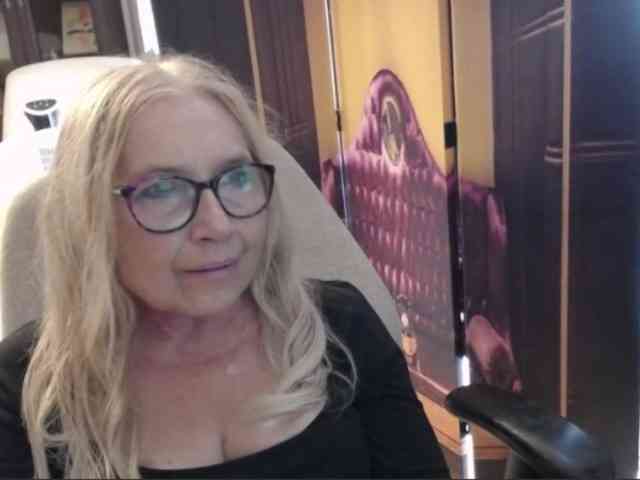 BlondeSofia webcam