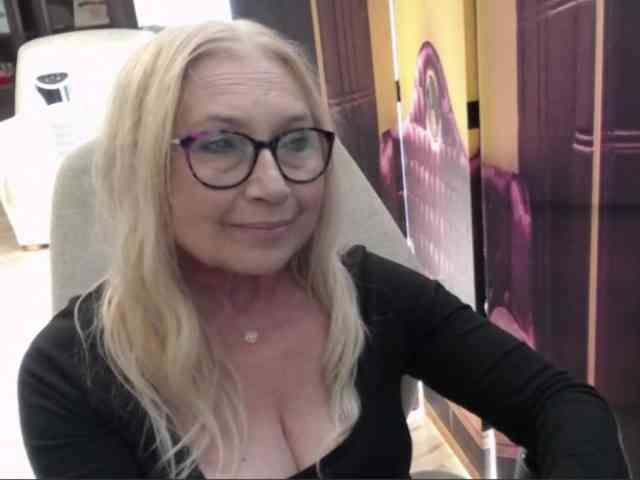 BlondeSofia webcam