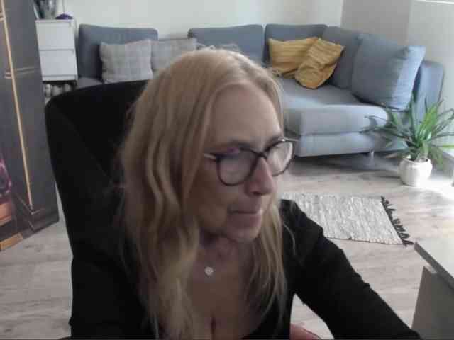 BlondeSofia webcam