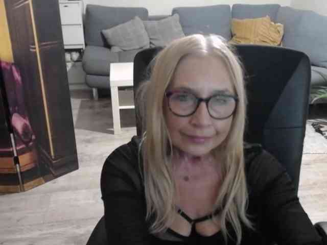 BlondeSofia webcam