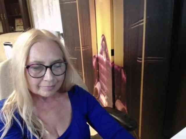 BlondeSofia webcam