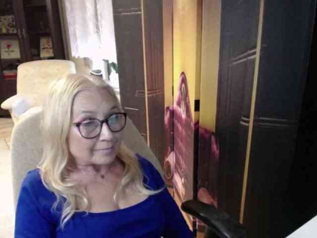 BlondeSofia webcam