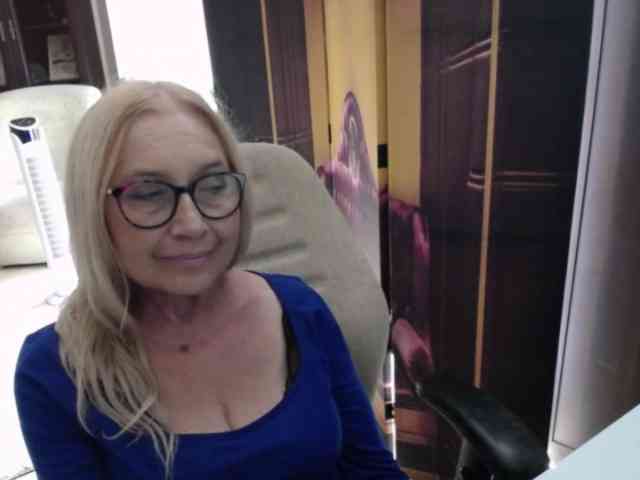 BlondeSofia webcam