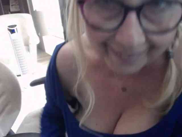 BlondeSofia webcam