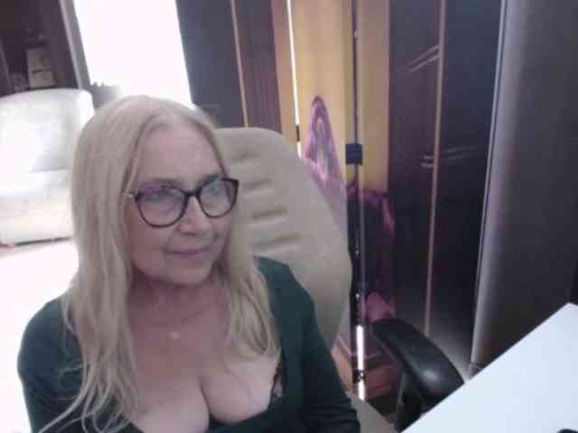 BlondeSofia webcam