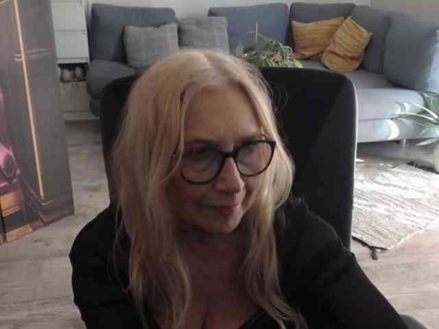 BlondeSofia webcam