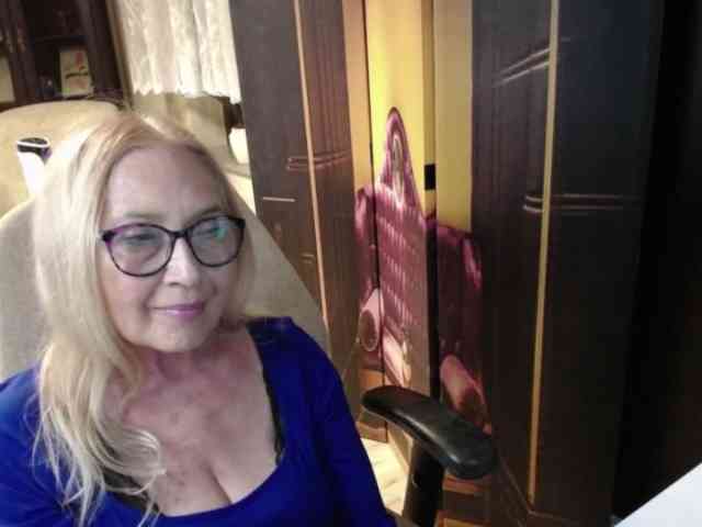 BlondeSofia webcam