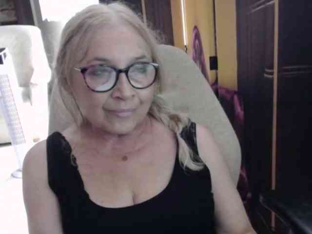 BlondeSofia webcam