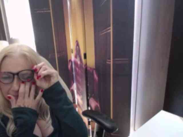 BlondeSofia webcam